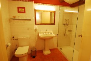 Baño habitación triple AUZELLS - Vilosell Wine Hotel