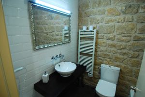 Baño habitación doble COMABARRA - Vilosell Wine Hotel