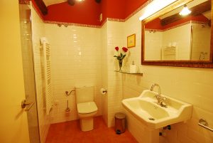 Baño habitación triple LLEBRE - Vilosell Wine Hotel